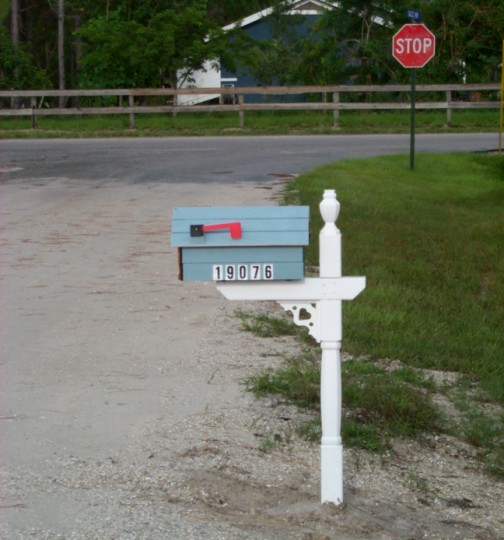 8-10-03mailbox.jpg (67706 bytes)