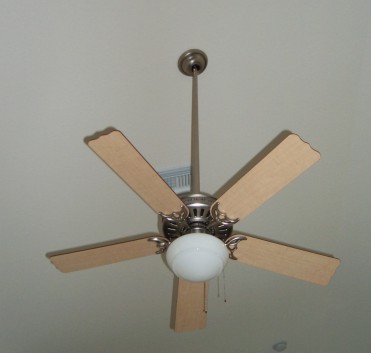 familyroom fan 7-20-03.jpg (15269 bytes)